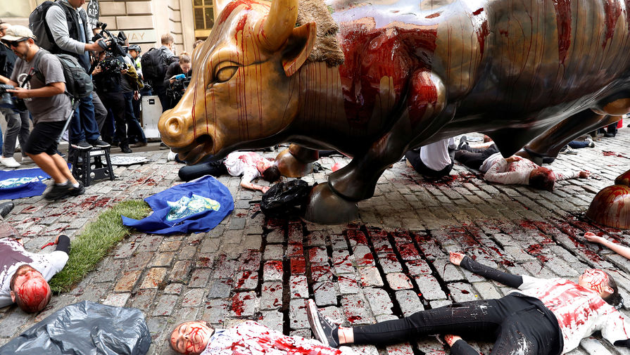 Протестующие возле статуи «Атакующий бык» на&nbsp;Уолл-Стрит в&nbsp;Нью-Йорке, 7 октября 2019 года