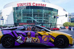 Автомобиль с изображением Коби Брайанта у арены «Стэйплс-центр» в Лос-Анджелесе, 24 февраля 2020 года