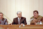 Президент Казахстана Нурсултан Назарбаев, президент России Борис Ельцин и главнокомандующий вооруженными силами СНГ Евгений Шапошников в президиуме Всеармейского собрания, 1992 год