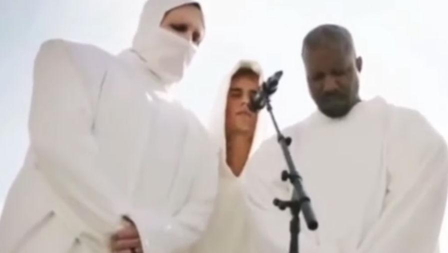 Одетый в белое Мэрилин Мэнсон помолился с Канье Уэстом и Джастином Бибером