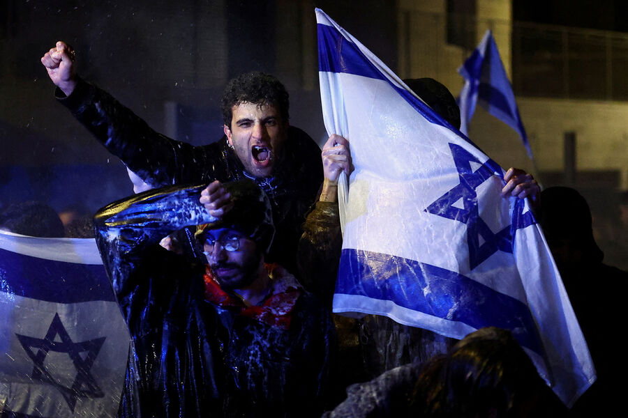 Мужчина с&nbsp;флагом Израиля на&nbsp;акции протеста против судебной реформы в&nbsp;Иерусалиме, 26&nbsp;марта 2023&nbsp;года 