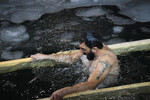Мужчина во время крещенских купаний в Спортивной гавани во Владивостоке, 18 января 2024 года