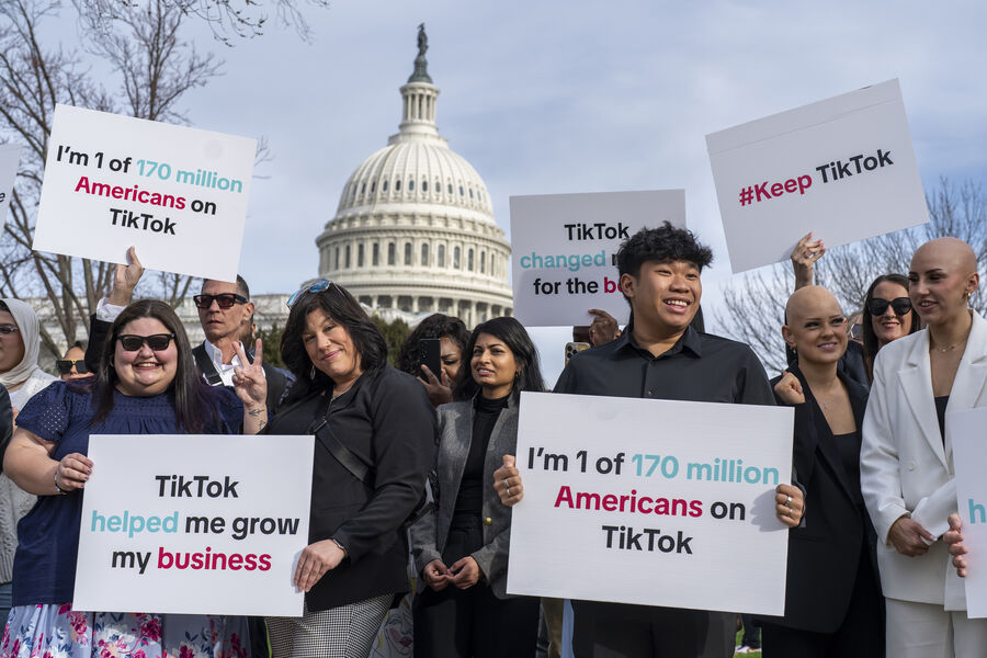 Протестующие против блокировки приложения TikTok в США у Капитоля в Вашингтоне, 13 марта 2024 года