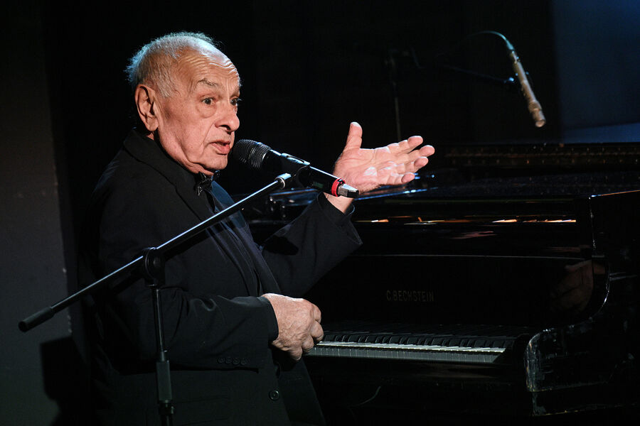 Музыкант Левон Оганезов выступает на&nbsp;вечере-открытии &laquo;Листая листья октября&raquo; в&nbsp;Центральном доме актера имени А.А. Яблочкиной, 2023&nbsp;год 