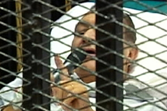 Хосни Мубарак, у&nbsp;которого в&nbsp;июне окончательно был диагностирован рак желудка, прибыл на&nbsp;первое заседание по&nbsp;своему делу на&nbsp;медицинской кушетке.