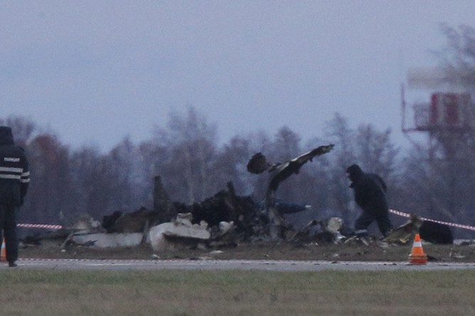 Обломки пассажирского самолета Boeing 737 в аэропорту Казани