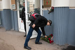 Люди несут цветы к представительству Волгоградской области в Москве