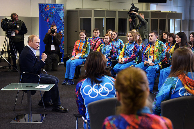 Владимир Путин во время встречи с волонтерами, участвующими в подготовке и проведении XXII Олимпийских зимних игр 