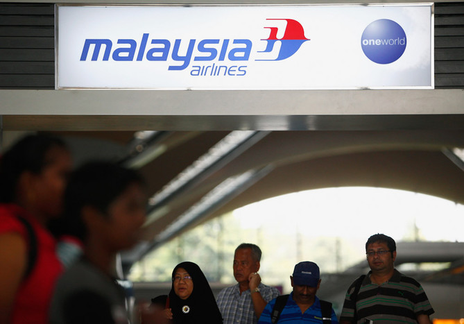 Родственники пассажиров, находившихся на&nbsp;борту рейса MH370 компании Malaysian Airlines, в&nbsp;аэропорту Пекина