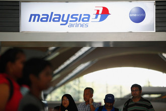 Родственники пассажиров, находившихся на борту рейса MH370 компании Malaysian Airlines, в аэропорту Пекина