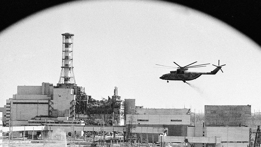 Вертолеты ведут дезактивацию зданий Чернобыльской АЭС после аварии