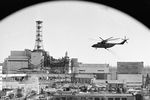 Вертолеты ведут дезактивацию зданий Чернобыльской АЭС после аварии