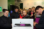 Покупатели выстроились в очередь за новым iPhone 6 в одном из магазинов электроники в Москве