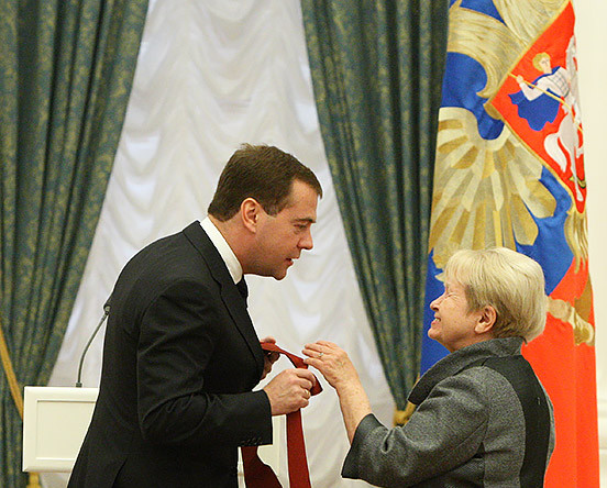 Президент России Дмитрий Медведев и композитор Александра Пахмутова, удостоенная ордена «За заслуги перед Отечеством» I степени, на церемонии вручения государственных наград в Георгиевском зале Кремля. 2010 год