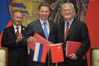 Президент России Владимир Путин, председатель правления «Газпрома» Алексей Миллер и глава Китайской национальной нефтегазовой корпорации (CNPC) Чжоу Цзипин во время церемонии подписания совместных документов. 21 мая 2014 года