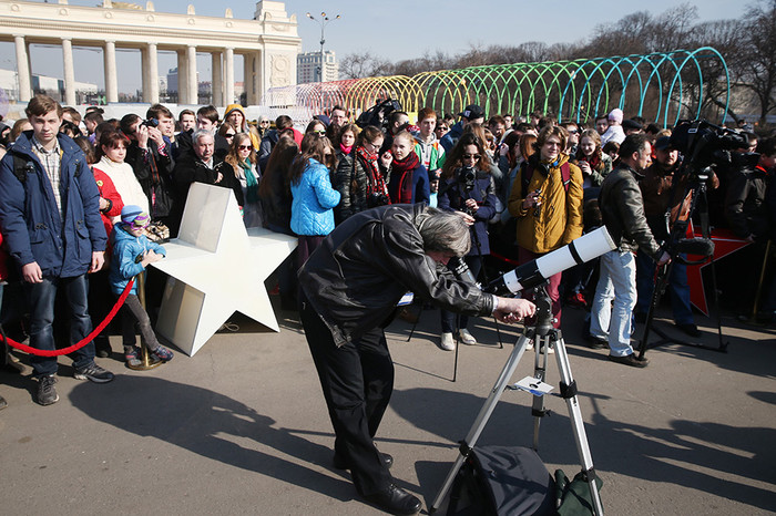Жители Москвы наблюдают за&nbsp;солнечным затмением в&nbsp;Парке Горького