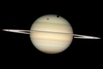 Снимок Сатурна, на котором видно, как один из спутников, Титан, отбрасывает свою тень. 2010 год
