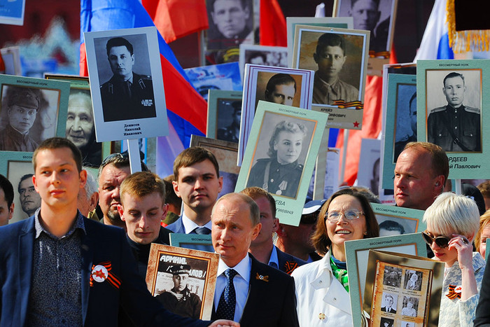 Владимир Путин принимает участие в шествии колонны «Бессмертный полк Москва» на Красной площади