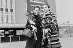 Солистки Большого театра Союза ССР Майя Плисецкая (слева) и Наталья Бессмертнова во время зарубежных гастролей, 1969 год