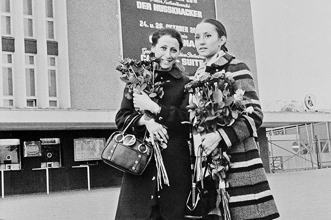 Солистки Большого театра Союза ССР Майя Плисецкая (слева) и Наталья Бессмертнова во время зарубежных гастролей, 1969 год