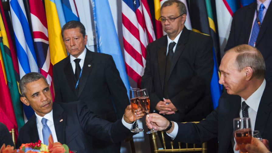 На ланче в Нью-Йорке, посвященном 70-летию ООН, Барак Обама произнес тост за единство наций. Генсек организации Пан Ги Мун и лидеры стран, включая Обаму и Владимира Путина, подняли бокалы с игристым вином. Потом пригубили