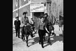 Хамфри Богарт, Джина Лоллобриджида и Петер Лорре в итальянской коммуне Равелло во время съемок фильма «Победить дьявола» (1953)
