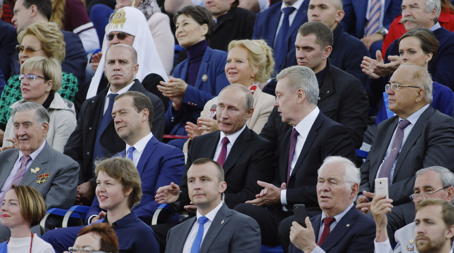 Президент РФ Владимир Путин, председатель правительства РФ Дмитрий Медведев, мэр Москвы Сергей Собянин, ректор МГУ имени М.В.Ломоносова Виктор Садовничий и председатель Московского городского совета ветеранов войны, труда, Вооруженных сил и правоохранительных органов Владимир Долгих (слева) на торжественной церемонии открытия Дня города на Красной площади в Москве