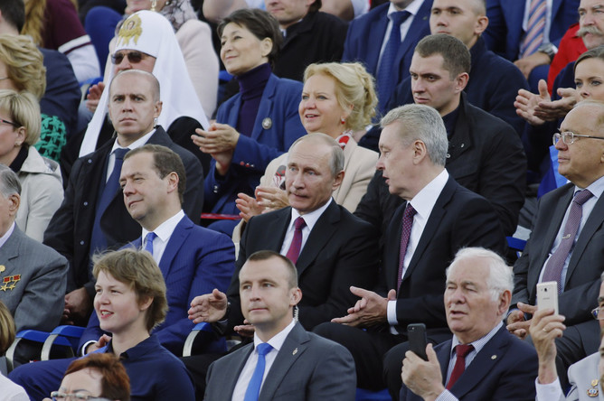 Президент РФ Владимир Путин, председатель правительства РФ Дмитрий Медведев, мэр Москвы Сергей Собянин, ректор МГУ имени М.В.Ломоносова Виктор Садовничий и председатель Московского городского совета ветеранов войны, труда, Вооруженных сил и правоохранительных органов Владимир Долгих (слева) на торжественной церемонии открытия Дня города на Красной площади в Москве