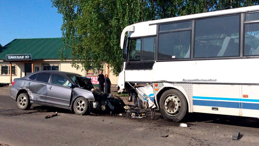 Легковая Toyota попала под автобус с пассажирами в Иркутской области