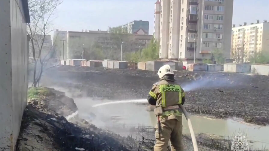 В Астрахани потушили мощный пожар возле жилых домов