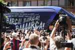 Фанаты приветствуют автобус «Барселоны»