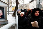 Поклонники Галины Вишневской у здания Центра оперного пения перед церемонией прощания с певицей, 2012 год