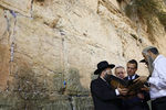 Дмитрий Медведев в традиционной еврейской ермолке (кипе) рядом со Стеной Плача в Иерусалиме