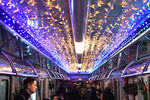 Новогодний поезд московского метро, украшенный гирляндами