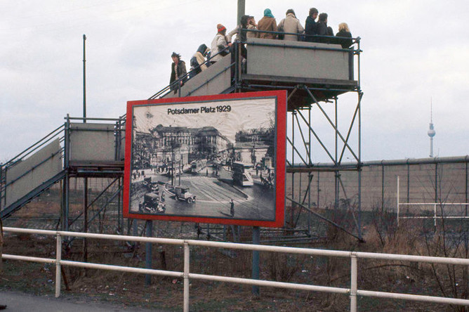 Смотровая площадка у Берлинской стены, 1973 год