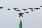Самолеты Су-30СМ, Су-34 и Су-35С во время репетиции воздушной части парада Победы, посвященного 75-й годовщине победы в Великой Отечественной войне, над Красной площадью, 4 мая 2020 года