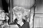 Анджела Лэнсбери в роли Сибиллы Вейн в фильме «Портрет Дориана Грея» (1945)
