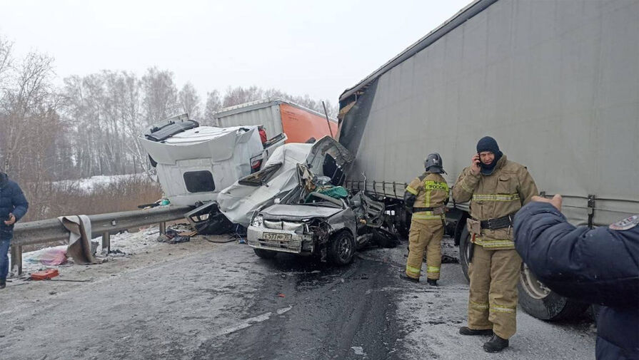 В Красноярском крае две фуры раздавили легковой автомобиль с водителем