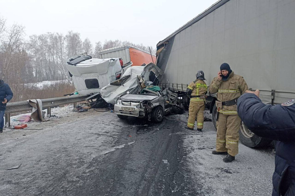 В Красноярском крае две фуры раздавили легковой автомобиль с водителем -  Газета.Ru | Новости