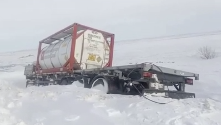 В Казахстане из-за метели закрыли движение на 122 участках автодорог