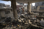 Палестинец на фоне разрушенного в результате обстрелов со стороны армии Израиля здания в секторе Газа, 3 ноября 2023 года