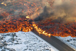 Вулканическая лава течет по дороге, ведущей к Голубой лагуне, в Гриндавке, Исландия, 8 февраля 2024 года