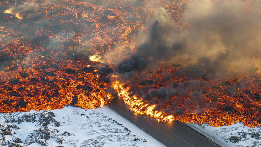 В Исландии с дрона сняли, как лава проснувшегося вулкана покрывает снежные поля