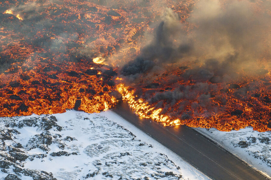 Вулканическая лава течет по&nbsp;дороге, ведущей к&nbsp;Голубой лагуне, в&nbsp;Гриндавке, Исландия, 8&nbsp;февраля 2024&nbsp;года