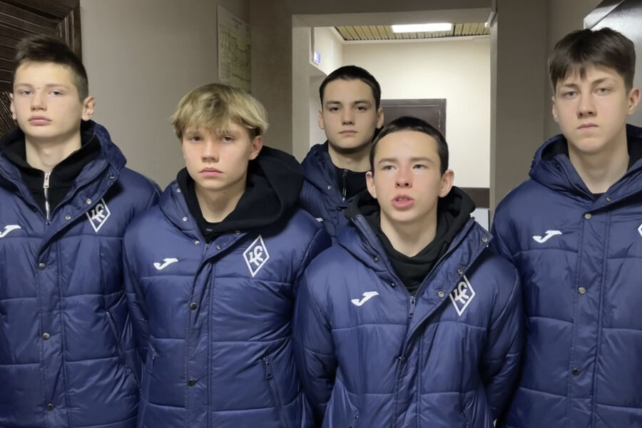 В Самаре воспитанники академии футбола набросились на автомобиль участника СВО