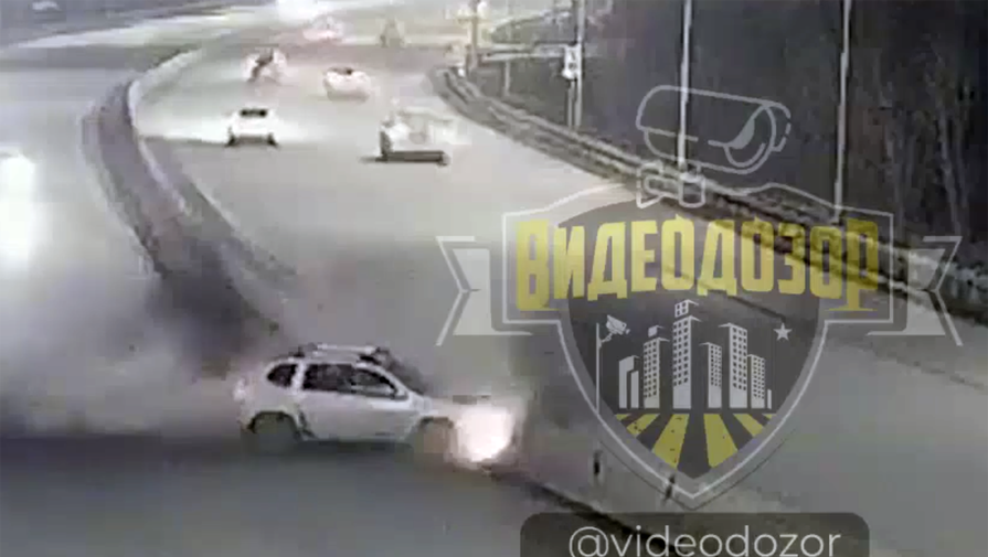 В Уфе пьяный водитель влетел в отбойник, скрываясь от гаишников