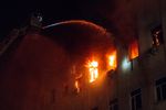 Сотрудники пожарной службы МЧС России тушат пожар в пятиэтажном здании на территории Тушинского машиностроительного завода в Москве 