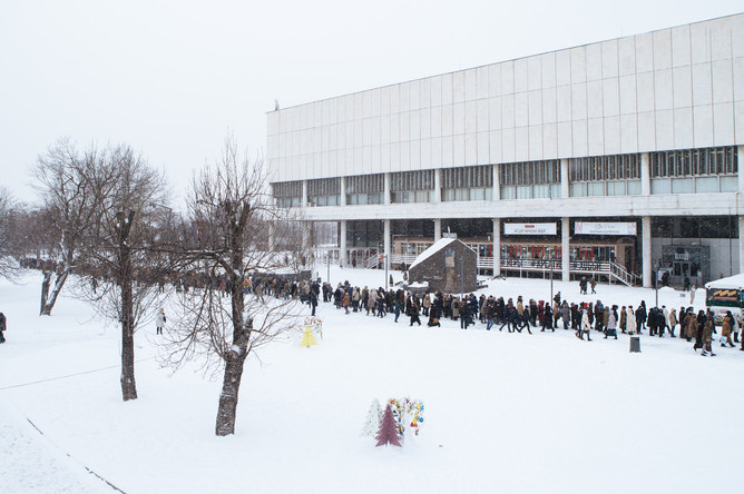Очередь на выставку работ Валентина Серова