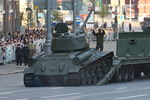 Танк Т-34 во время проезда военной техники по Тверской улице на Красную площадь