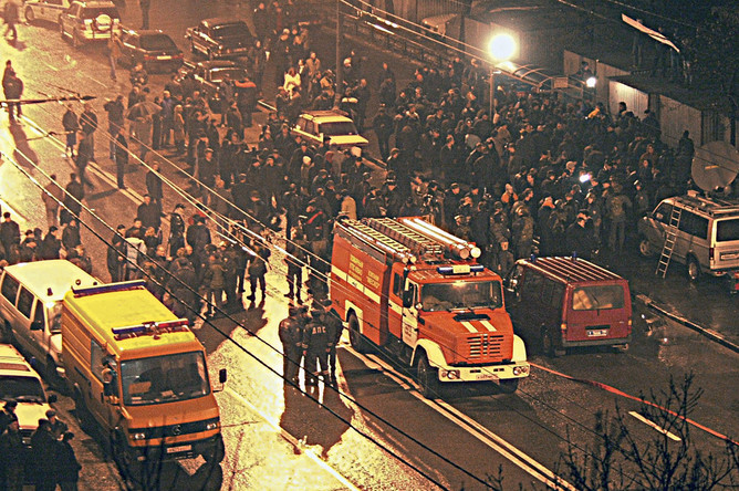 У здания Театрального центра на Дубровке